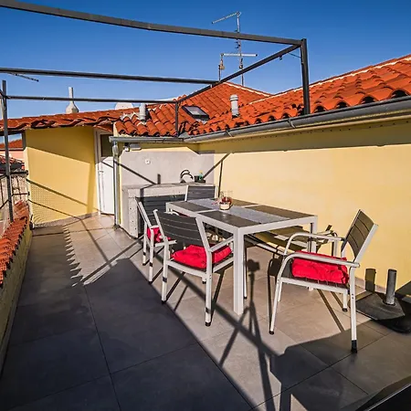 Sleek And Stylish With Sea View Apartmán
