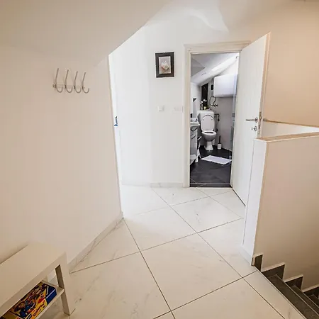 Sleek And Stylish With Sea View Apartmán *