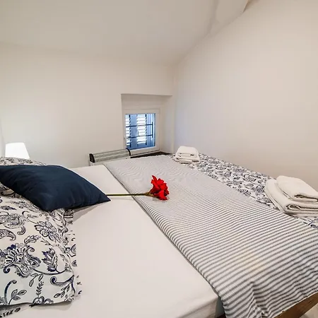 Sleek And Stylish With Sea View Apartmán