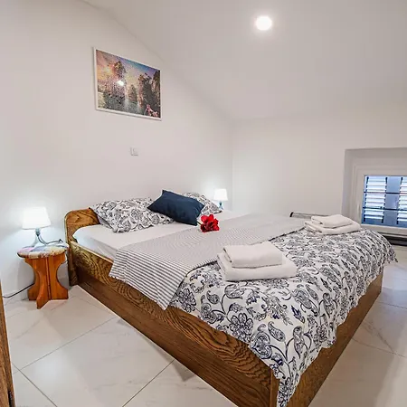 Sleek And Stylish With Sea View Apartmán *