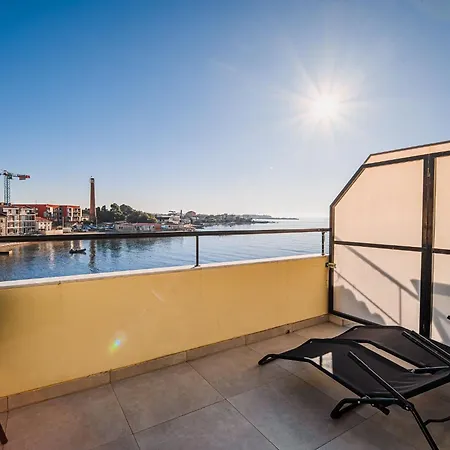 Sleek And Stylish With Sea View Apartmán Umag
