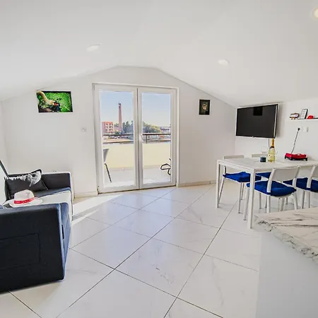 Sleek And Stylish With Sea View Apartmán