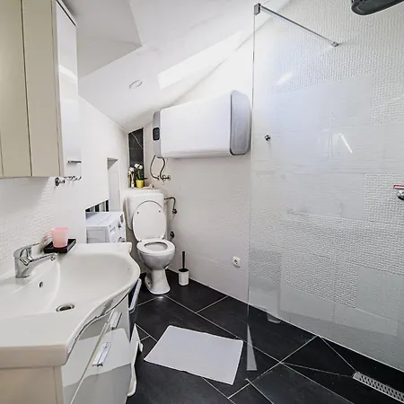 Sleek And Stylish With Sea View Apartmán *