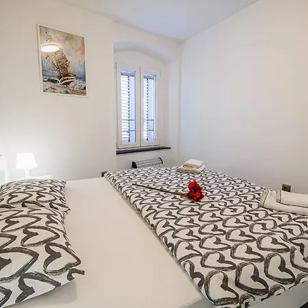 Sleek And Stylish With Sea View Apartmán *