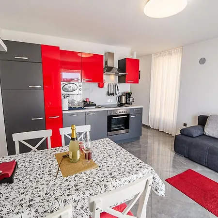 Sleek And Stylish With Sea View Apartmán