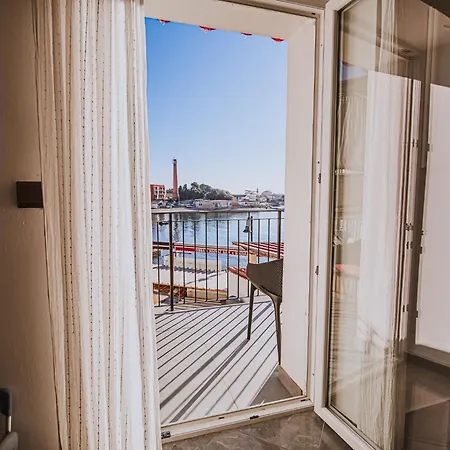 Sleek And Stylish With Sea View Apartmán