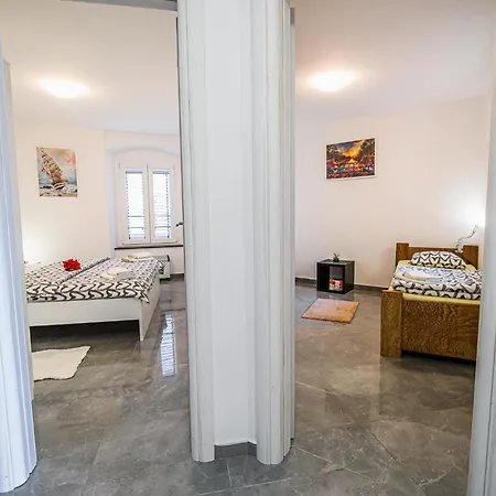 Sleek And Stylish With Sea View Apartmán